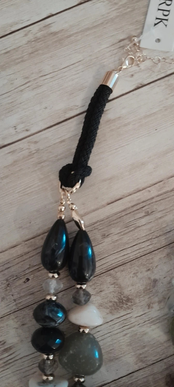 Collar de perlas de resina y cordón negro colores de las perlas: negro, gris, crema y caqui, Bohème – photo 4